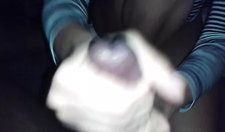 Cele două surori fug în cameră cu un tânăr frumos. dresuri sexi