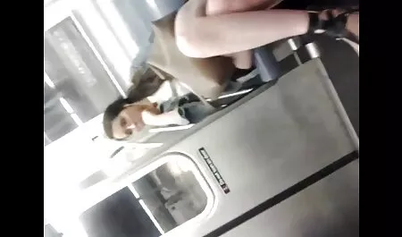 Latina cu fundul într-un ulei de dans lenjerii intime sexi twerk în baie