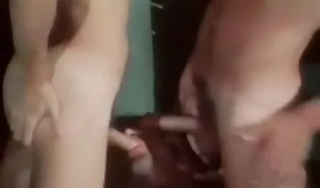 Un bărbat își scoate pantalonii și își introduce penisul cele mai sexi lenjerii intime într-o picioare a unei femei cu sâni mari.