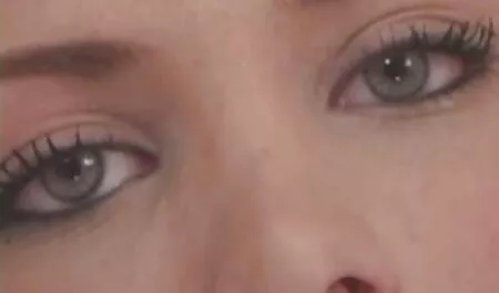 Hahal întuneric jupuit coada de pui prăjit în păsărică pe lenjerie sexy canapea albă
