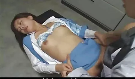Mama roșcată cu părul scurt scoate pantalonii scurți ai lenjerie sexi xxl unei blonde tinere și își linge pălăria.
