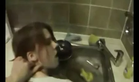 Un bărbat cu părul gri face anilingus pe un student într-o rochie scurtă și îi dă sexy lenjerie păsărică prietenului ei.