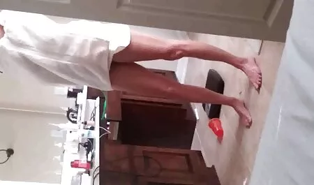 Un doctor rus a chemat odată cârligul chiloti dama sexi în fund unei noi asistente în ciorapi.