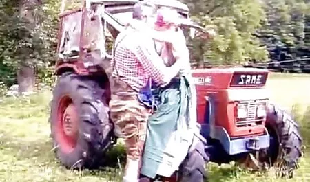 Fetița compleuri sexi mi-a scos pantalonii și masturbarea este cu niște jucării sexuale.