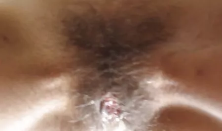 O furou sexi tânără femeie slabă în pat, fiecare mângâindu-și pălăria.