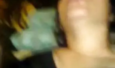 Latina își seturi sexi scoate pantalonii de leopard din fundul ei gros și stimulează casa cu vaginul ei gol.