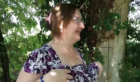 Latina cu Tate mari pe lenjerie sexy alba degete șorț pălărie cu un deget