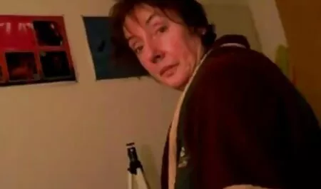 Latina cu pantaloni scurți din lenjerie sexy de noapte denim suge și dă sex anal la colega de cameră în pat