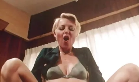 Poliția are un threesome cu lenjerie sexi dama o blondă în mănuși de latex negru.