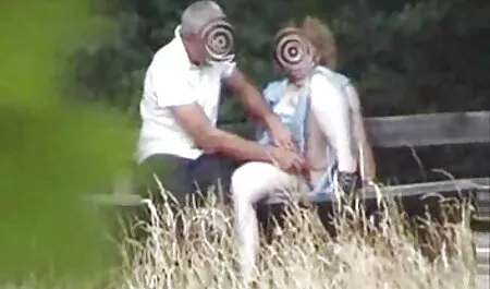 Doi Yanks folosind roz vibrator pe pat. lenjerie sexi xxl