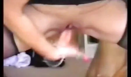MILF, scoate-i lenjeria și bate-o în lenjerii sexy stradă.