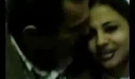 O fată veselă se dezbracă pe stradă și face lenjerie intima femei sexi sex atât de dur