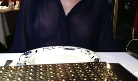 Omul a încântat oaspeții desuuri sexi cu penisul.
