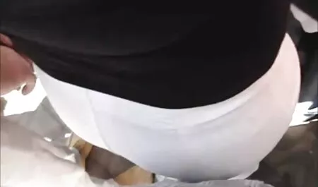 Blonda îi permite ușor unui bărbat să lucreze cu fundul ei. lenjerie sexy marimi mari