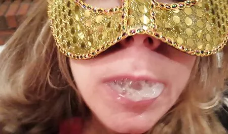 Fată roșcată care distrage atenția oamenilor de știință ruși de la lenjerie sexy rosie stele și să se predea ei la masa de lângă flori.