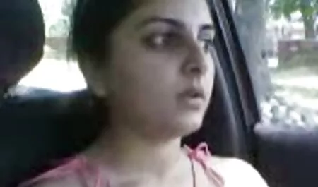 Tânăra Latină lenjerie sexy de noapte cu o pălărie tunsă dă fundul agentului.