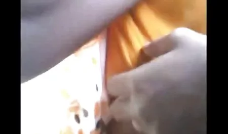 Elevii își scot lenjeria de corp și arată sânii mici în chiloti dama sexi distribuție.