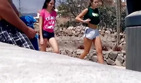 Latina cu tatele stramte ofera un barbat curat sexy lenjerie si distractiv cu o muie inainte de sex