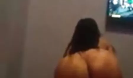 Băieții îngrămădesc doi cocoși groși până la punctul de a fi blond și matur în lenjerie sexy pentru femei natură.