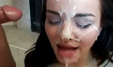 Totul halate sexi este amestecat amestecat în fântâna fetei