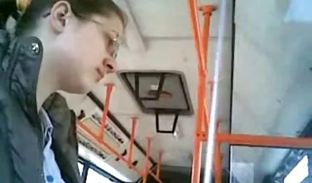 Bruneta înghite lenjerie sexy de bună voie o spermă delicioasă.