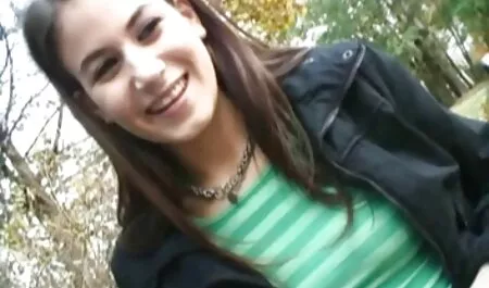 Consumul de desuuri sexy bomboane și se joacă cu un vibrator