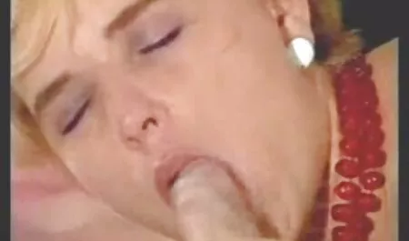 O curvă bună tinuta sexi servește lungimea unui prieten brutal.