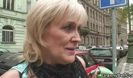 Două pisici drăguțe se distrează lenjerie de noapte sexy dimineața cu un prieten fierbinte.