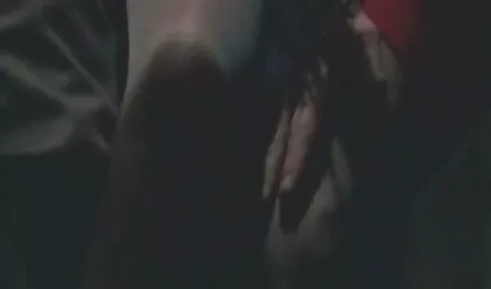 Tânăra a acceptat cu bucurie șurubul lenjeri intime sexy cuplului în fața camerei web.