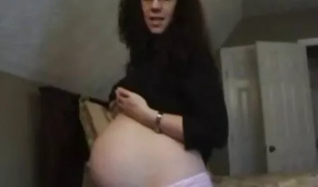 Fata din Asia, portjartiere sexy cu un tatuaj pe partea inferioara a spatelui, de echitatie vaginul ei pe prietena unui membru și pălmuirea ei pe spate.