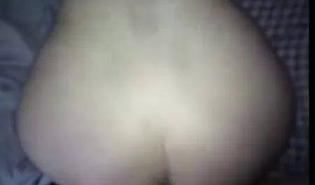 Blonda cu Tate mici si sfarcurile străpuns eliberează o rochie lenjerie intima sexi gri și dă-l la un agent