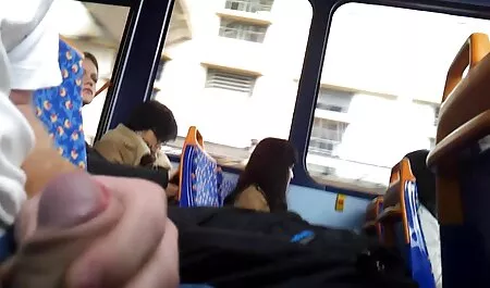 Tipul are un cele mai sexi lenjerii intime fund mare Asiatic într-o cămașă în timp ce pictează în fața unei oglinzi.