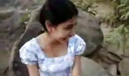 Fata în pantaloni albaștri strălucire pălărie gol lenjerie sexi ieftina