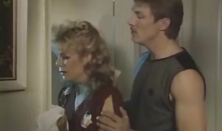 Bruneta a devenit primul client al unui maseur, apoi a cele mai sexi lenjerii intime futut-o.