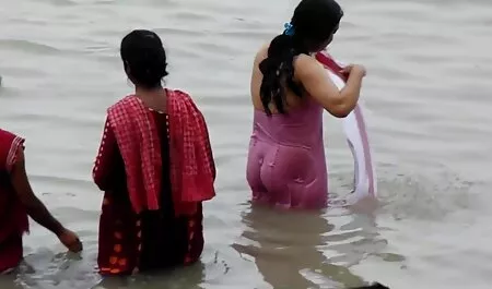 Cinci lesbiene se ridică la cancer în aer liber și lengerie sexi se fut reciproc.