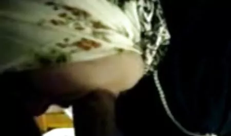 Maseuri cu o gaură Păroasă suge un costume sexy femei tip în baie și se dau la el.