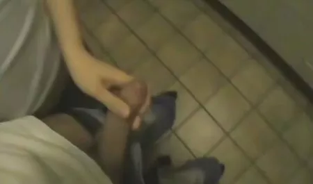 Un bărbat frumos, cu un penis care nu costume sexy ieftine este circumcis, a făcut o colecție un loc răcoros