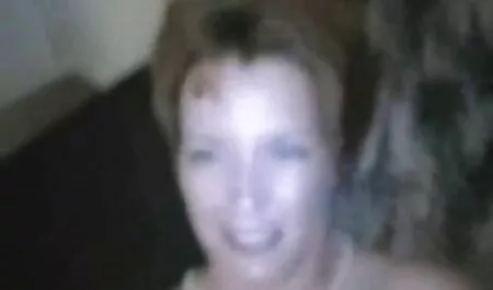 Blonda ajută să sugă penisul în timp ce-și fute iubitul. lenjerie intima sexy dama