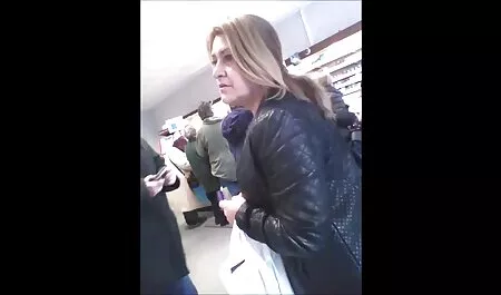 Un tip fără sexi lenjerie barbă relaxează un membru cu părul întunecat al găurii anale.