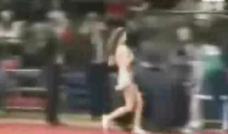 Bruneta a fost costume sexy femei de acord să iasă, să tragă acasă cu un prieten.