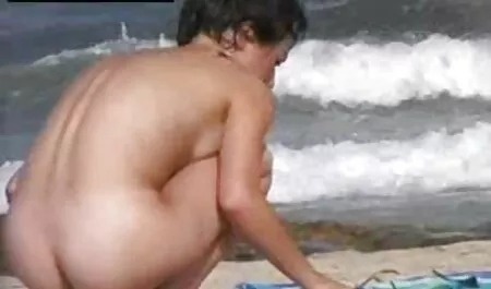 Futai cu o fata lenjerie sexy dama draguta in parcare