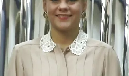 Femeia în colanți negri strâmți mănâncă soțul ei în pat. lenjerie sexy femei