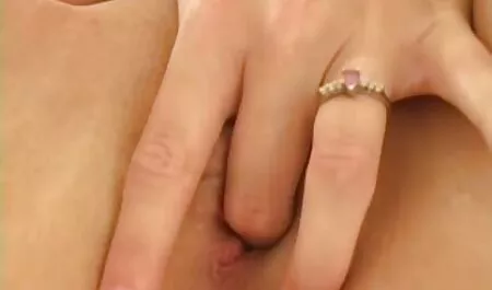 Un bărbat mănâncă o blondă pe un pat alb lenjerie sexi dama cu o tăblie moale este