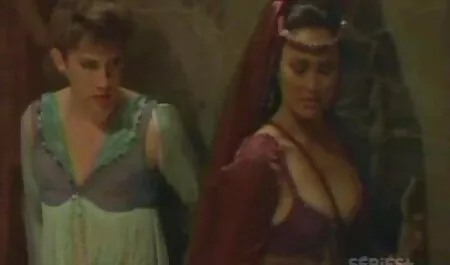 Femeie În haine sexi pantaloni gri face fundul și membrii lesbiene pui