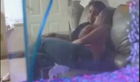 Bruneta tatuată cu părul lung dă o muie unui prieten camasa de noapte sexy în pat.
