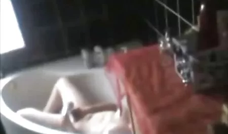 Stella Cox în cămăși chiloti sexi roz și mănâncă un tip în gură și vagin.