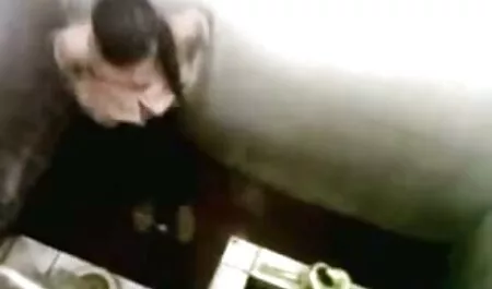Două femei negre lenjerie sexy stau pe fața unui student alb și masturbează penisul cu picioarele.