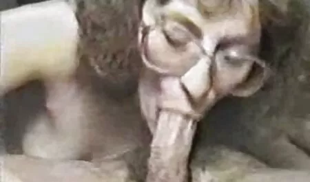 Samantha Saint lenjerie femei sexy masaje un prieten negru și vine peste el.