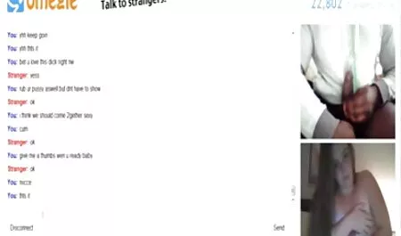 Un bărbat își ridică fundul iubitului din fustă și i-o trage pe covor dresuri sexi
