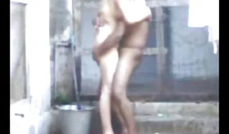 Tipul îmbrăcat ca Batman linge pizda iubitului lenjerie sexy ieftina său într-un corset roz.